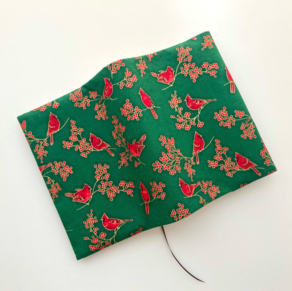 【輸入生地】赤い鳥とナンテンの実の文庫サイズブックカバー　 1枚目の画像