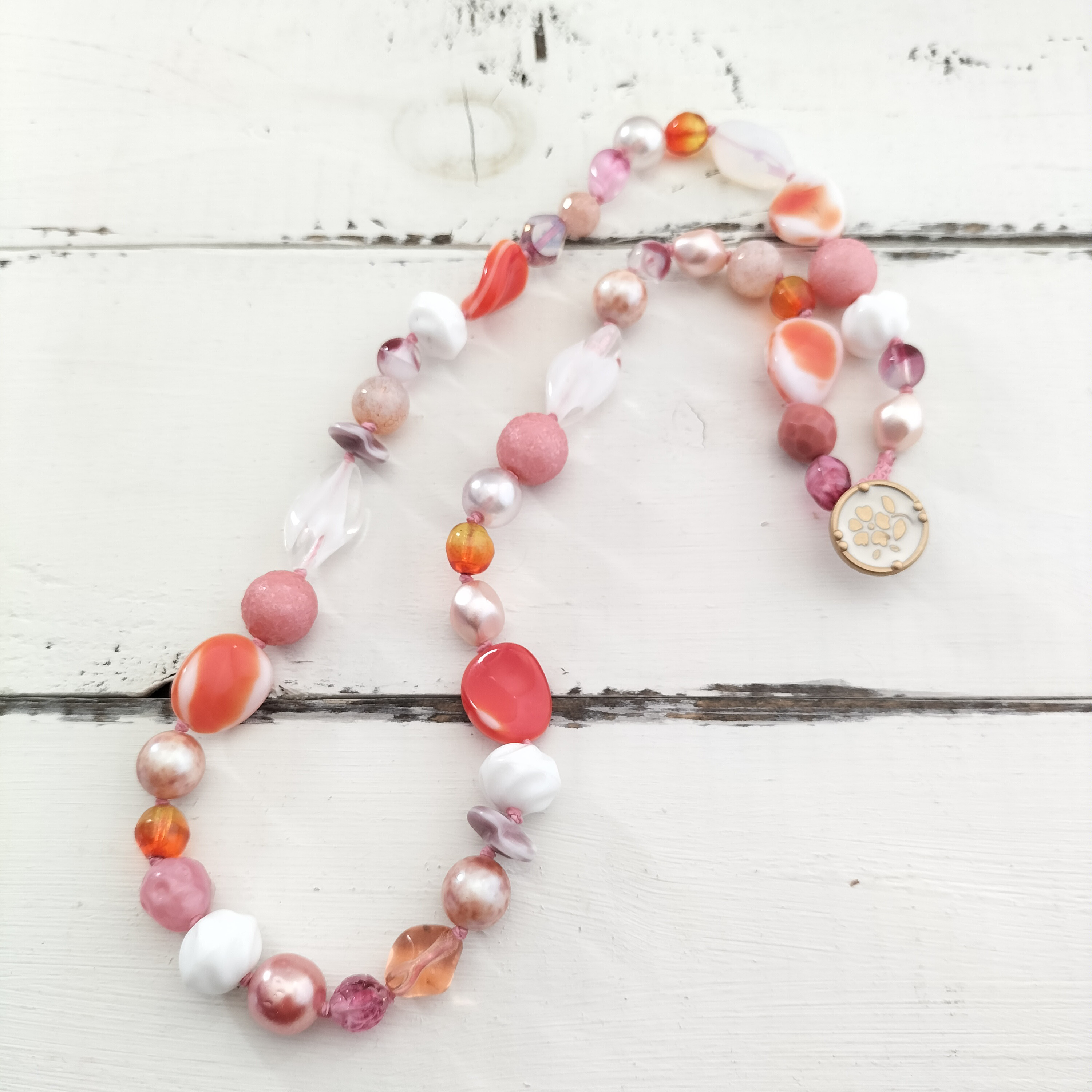 フランス/ヴィンテージビーズ  糸で結ぶオールノット技法でアレルギーでも安心 赤い果実のようなネックレス ギフト無料