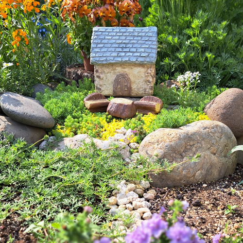 ちいさな森のこびとの庭／そら色の家と切り株ベンチのガーデンオブジェ