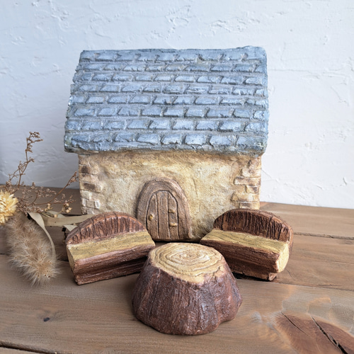 ちいさな森のこびとの庭／そら色の家と切り株ベンチのガーデンオブジェ