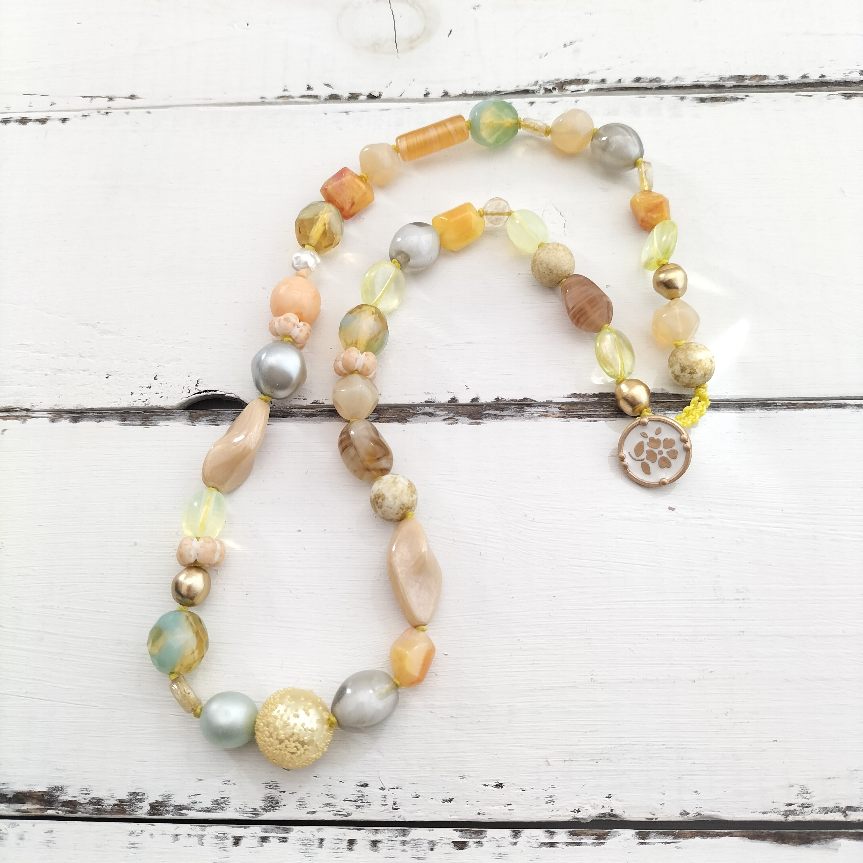 フランス/ヴィンテージビーズ 糸で結ぶオールノット技法で金属アレルギーでも安心 とっておきのベージュ系mix 数量限定