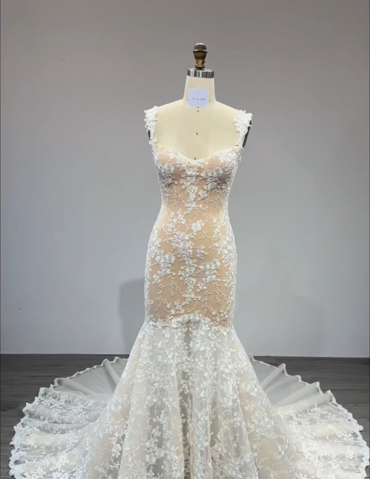 躊躇しない　クイーンアンネック　繊細なレース　マーメイドドレス　優雅なシルエット　贅沢な花総レース刺繍　二次会パーティー