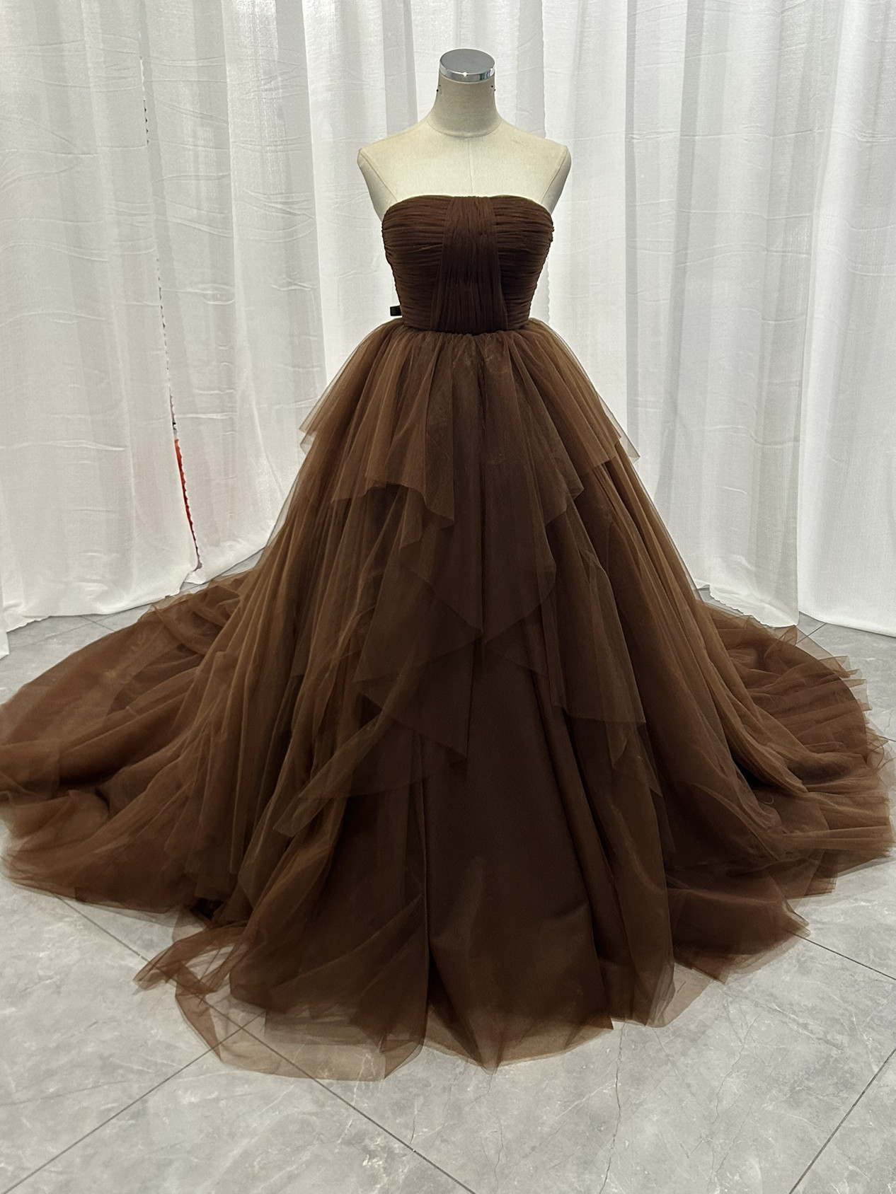 輝きな光彩を放つ   薄  コーヒーの色     カラードレス 華やかなトレーン プリン