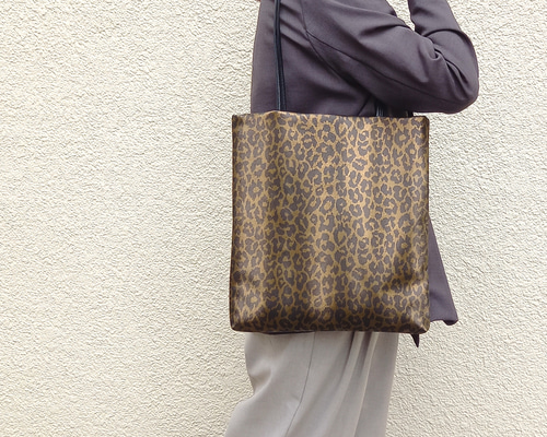 とにかく軽い！A4が入るおとなのトートバッグ◇レオパード柄◇PUレザー