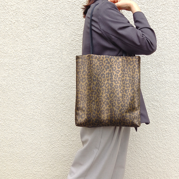 とにかく軽い！A4が入るおとなのトートバッグ◇レオパード柄◇PUレザー