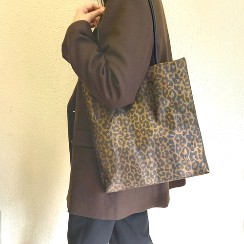 とにかく軽い！A4が入るおとなのトートバッグ◇レオパード柄◇PU