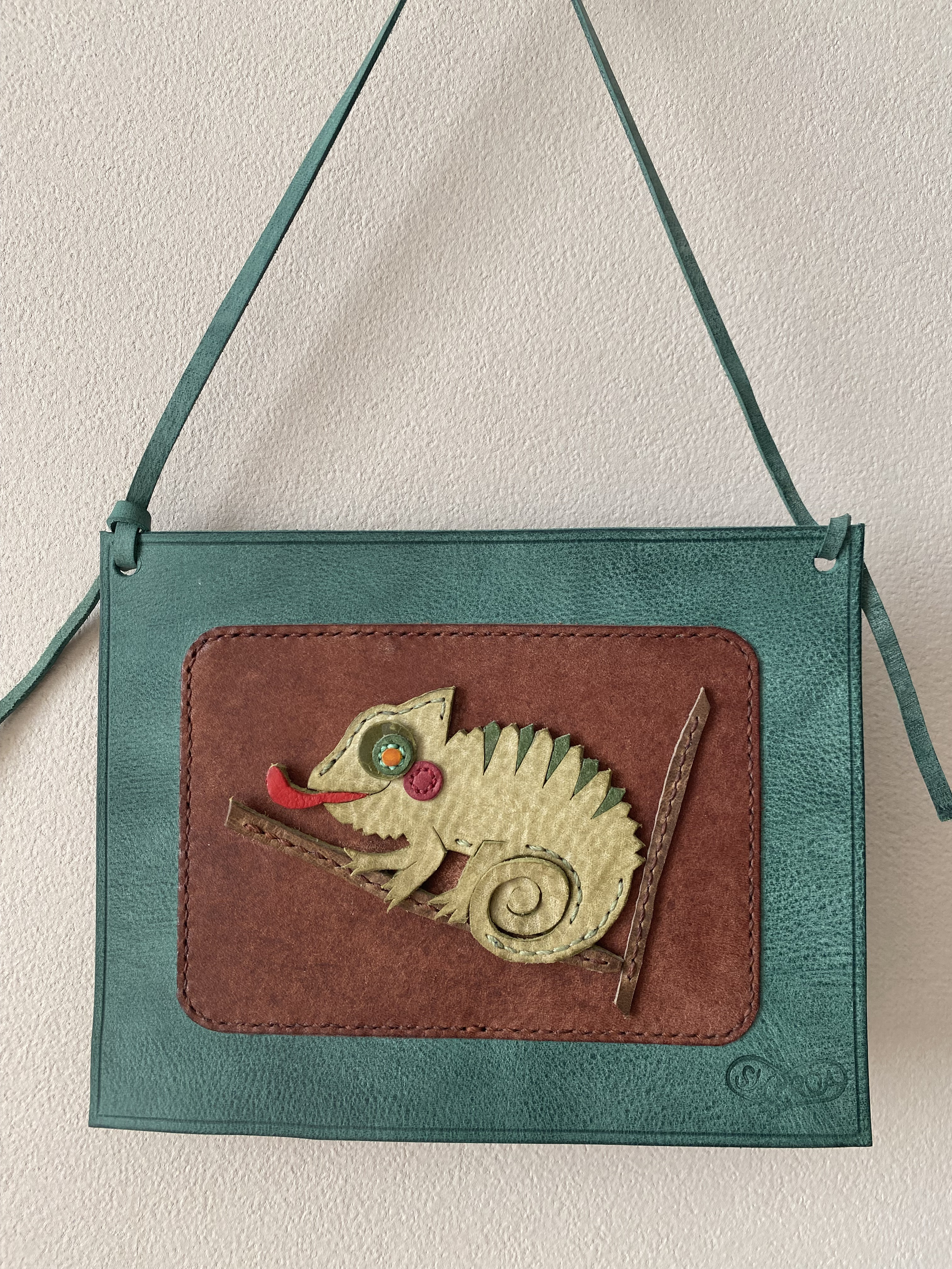 森の小さな変身名人・カメレオンの革絵