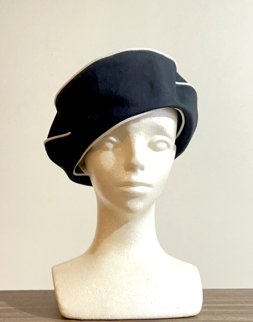 新作‼️ カタチにこだわるベレー帽　ブラック×オフホワイト