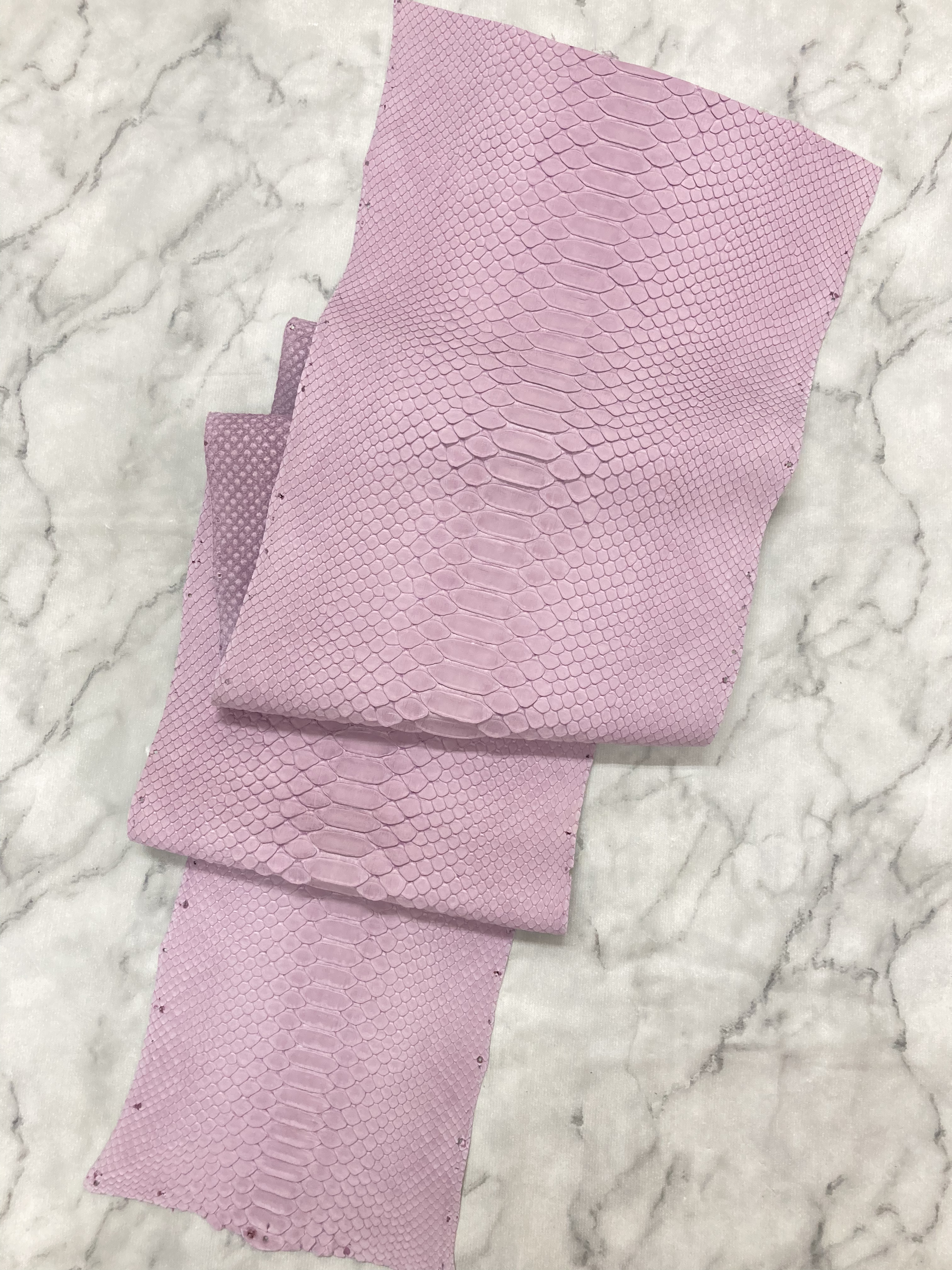 《お買い得》パイソン ヘビ革 ホワイトラベンダー 139cm革_P174