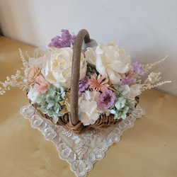 NEW ♡母の日ギフト2025♡贈り物に淡い色合いが可愛いかごアレンジ 1枚目の画像