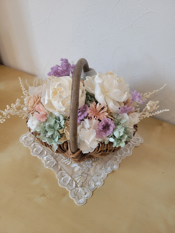 NEW ♡母の日ギフト2025♡贈り物に淡い色合いが可愛いかごアレンジ 1枚目の画像