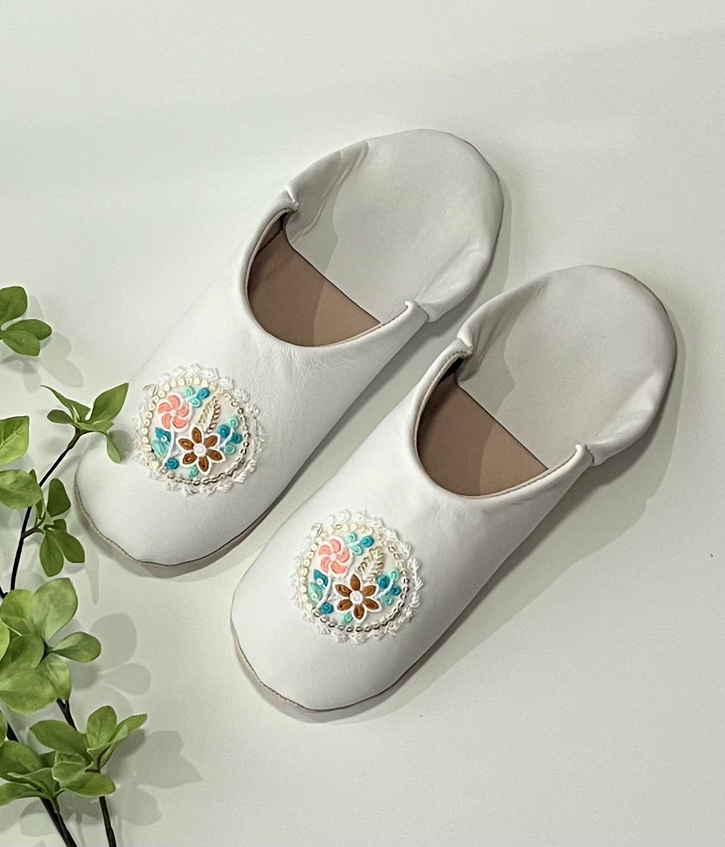 おとな可愛いバブーシュ　本革使用　レザースリッパ　バブーシュ日本製　ホワイト　花刺繍　No.15