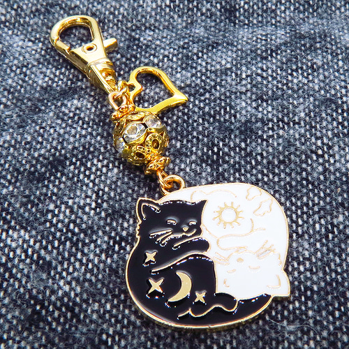 マットゴールド 白猫黒猫丸まってお休みチャームのキーホルダー メタル