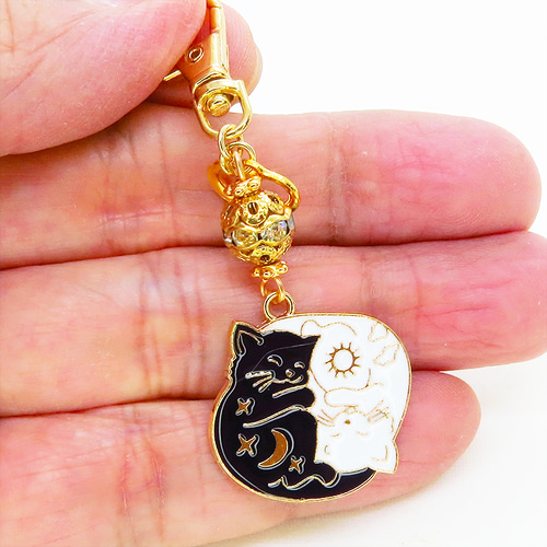 マットゴールド 白猫黒猫丸まってお休みチャームのキーホルダー メタル