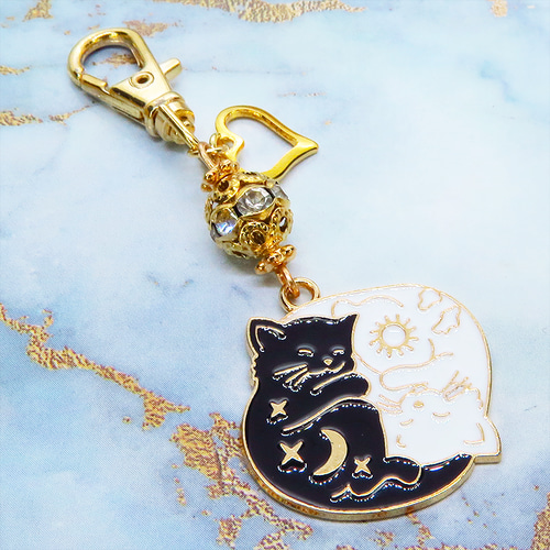 マットゴールド 白猫黒猫丸まってお休みチャームのキーホルダー メタル