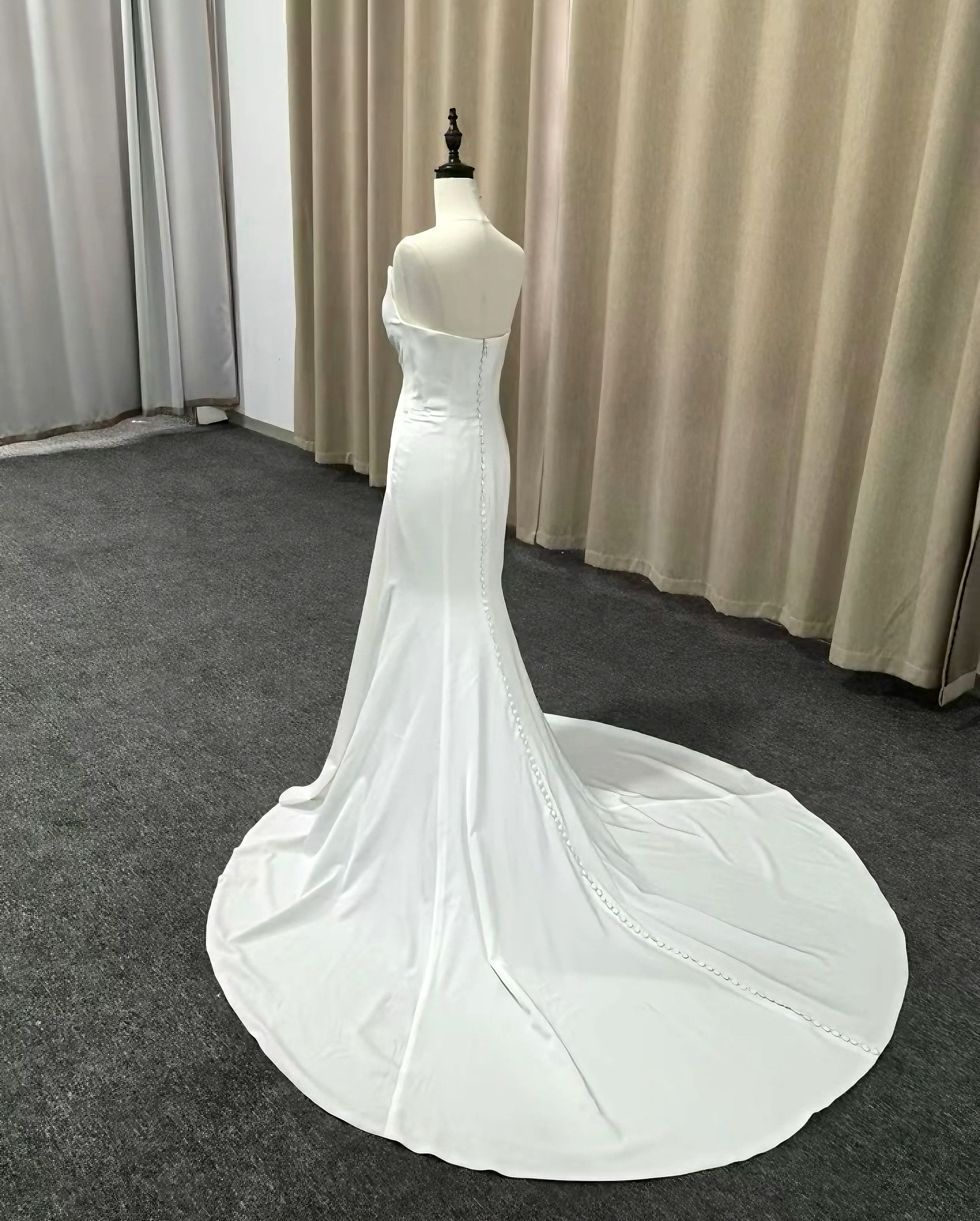 お買い得！オフホワイト　カラー変更可能　エレガントなシルエット　セクシー　高級サテン　パーディードレス2次会演奏会お呼ば