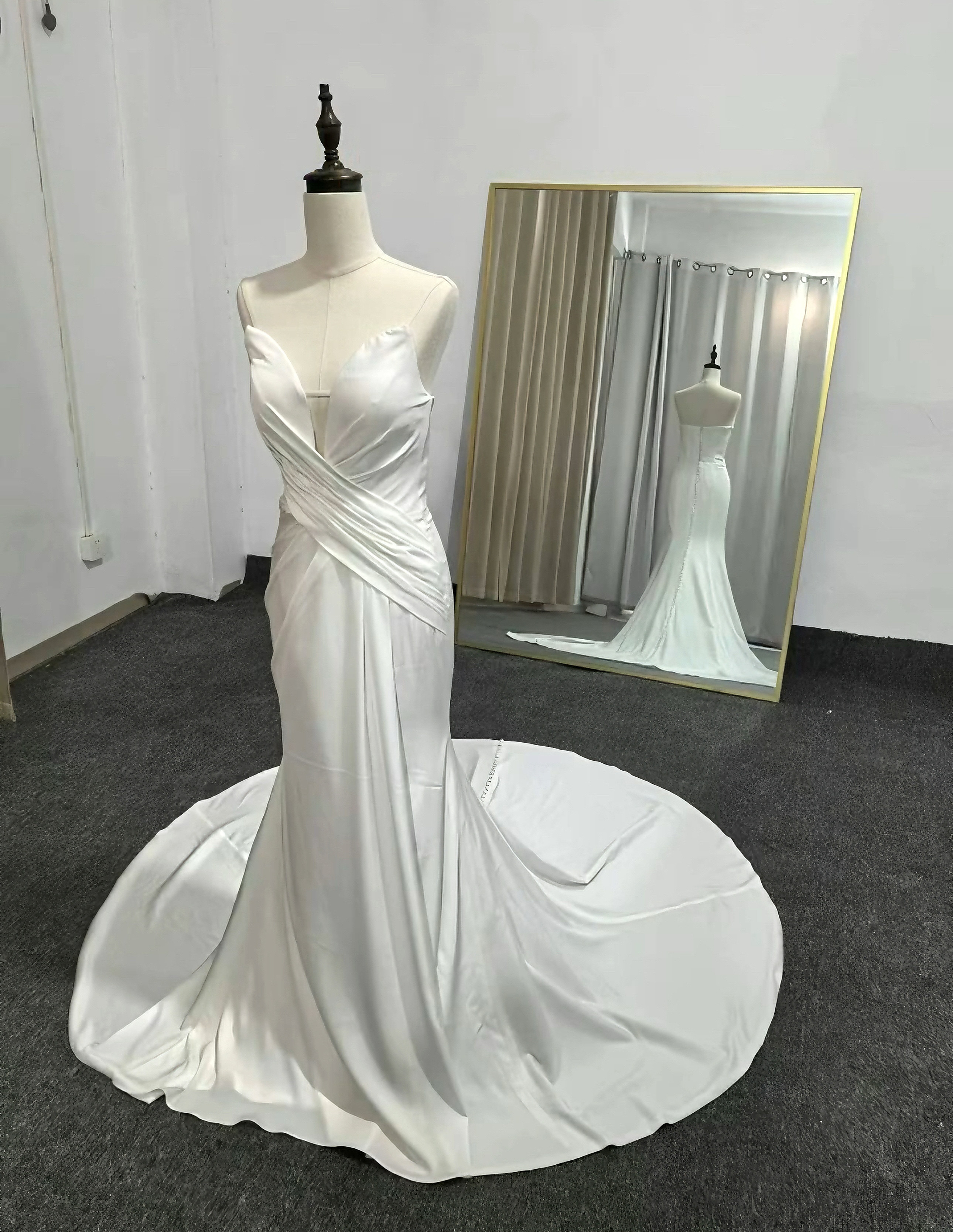 お買い得！オフホワイト　カラー変更可能　エレガントなシルエット　セクシー　高級サテン　パーディードレス2次会演奏会お呼ば