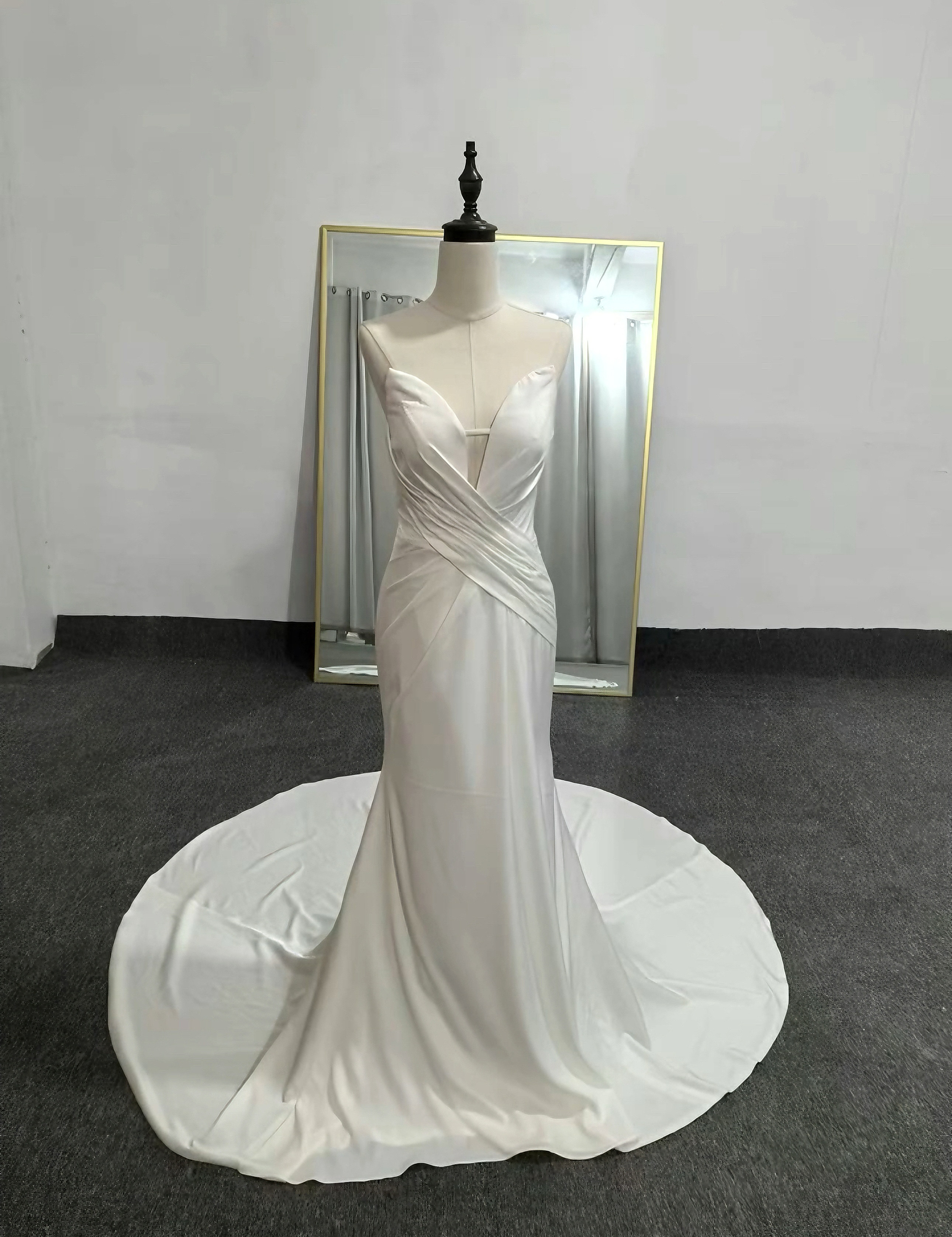 お買い得！オフホワイト　カラー変更可能　エレガントなシルエット　セクシー　高級サテン　パーディードレス2次会演奏会お呼ば