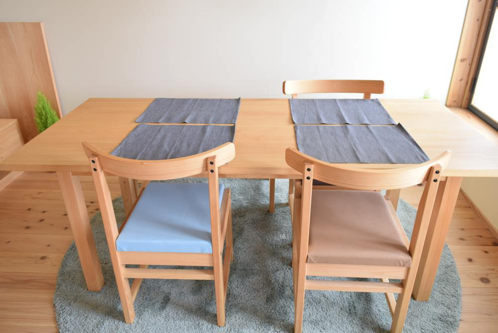 ●国産ヒノキ無垢材のダイニングテーブル　W180