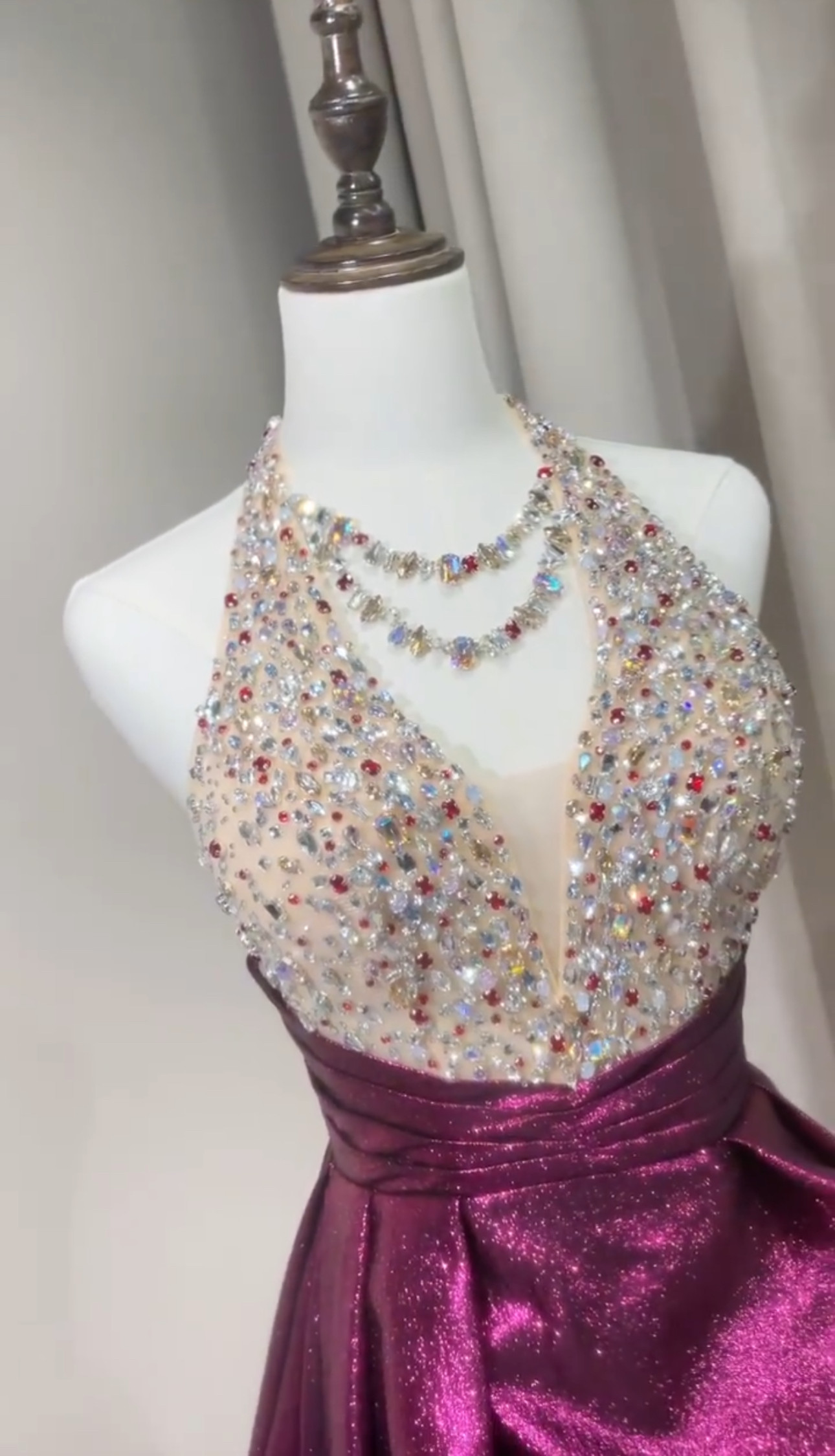 最新品位　ローズ色　カラフルなワンピース　薔薇色　ビジュー　キラキラ　目立つ　袖無し　上品　パーティードレス卒業式音楽会