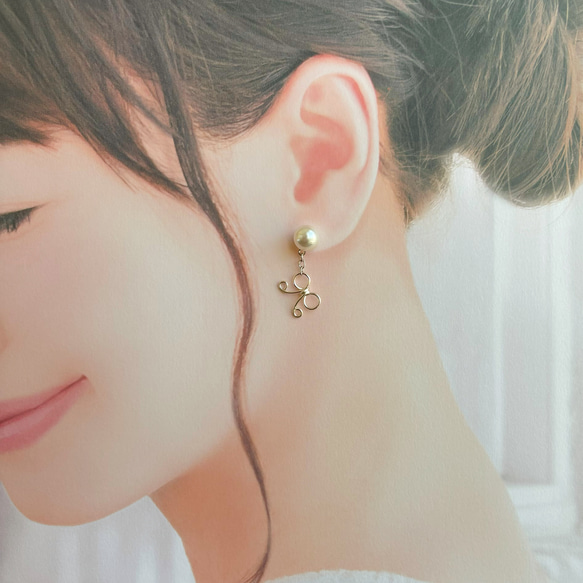 【お急ぎ便有り】ホワイトパールとワイヤーリボンのピアス／イヤリング （パールシルバー）【母の日　結婚式　オケージョン】 4枚目の画像