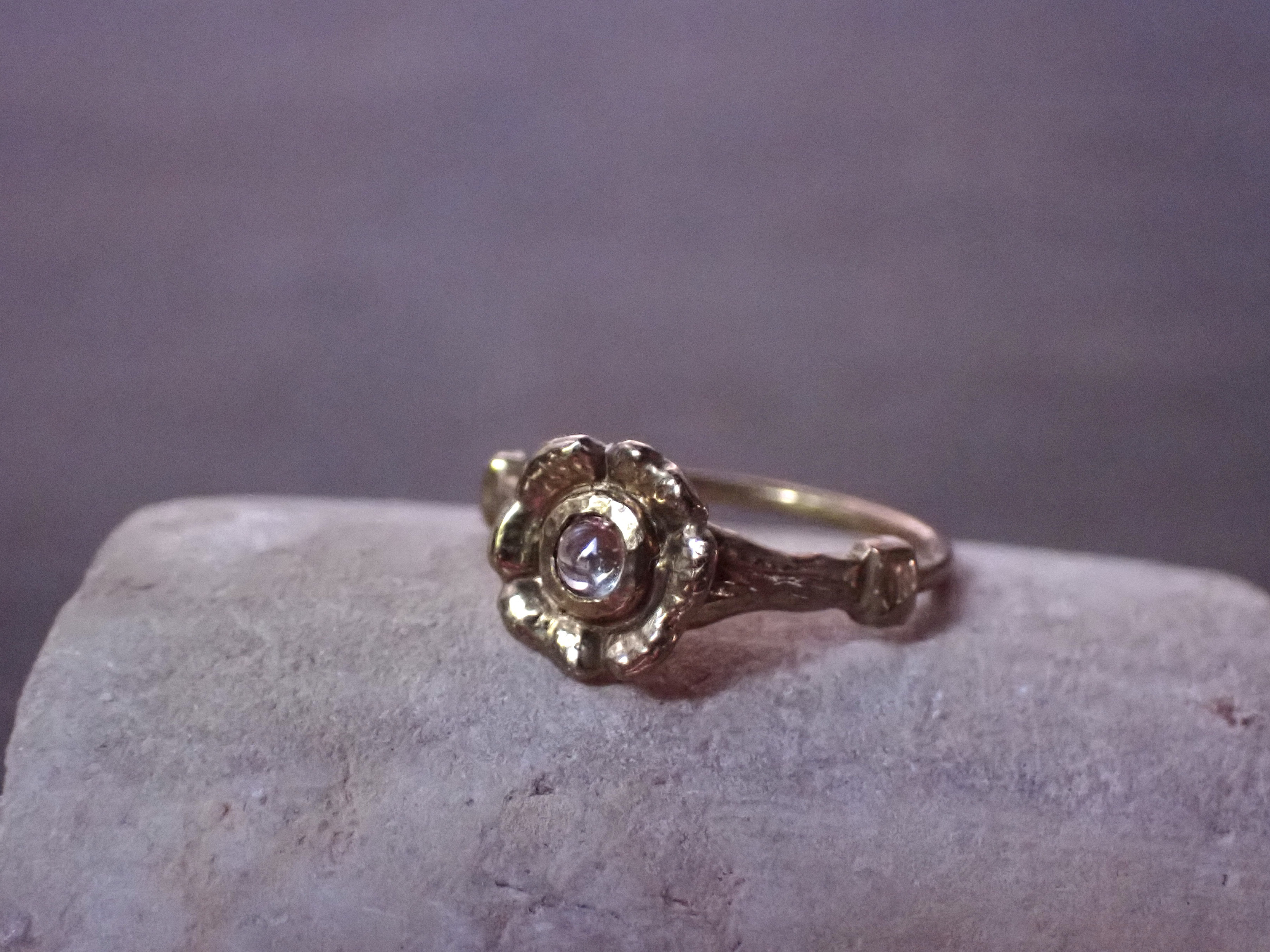 【 愛の贈り物　- ギューフの指環- 】８号／カラーサファイア／９月誕生石／ルーン文字／ギューフ／真鍮