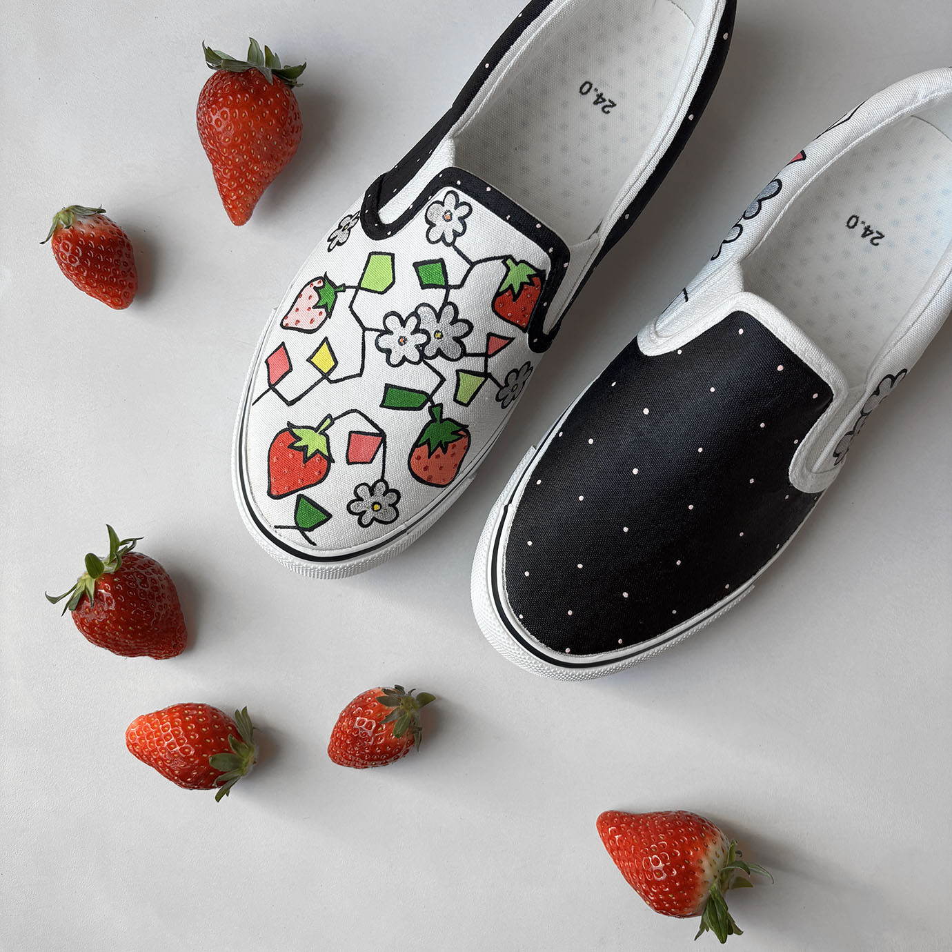 スニーカー「 苺ビズキット」いちごモチーフのアシンメトリー作品！ユニセックス【22-28】