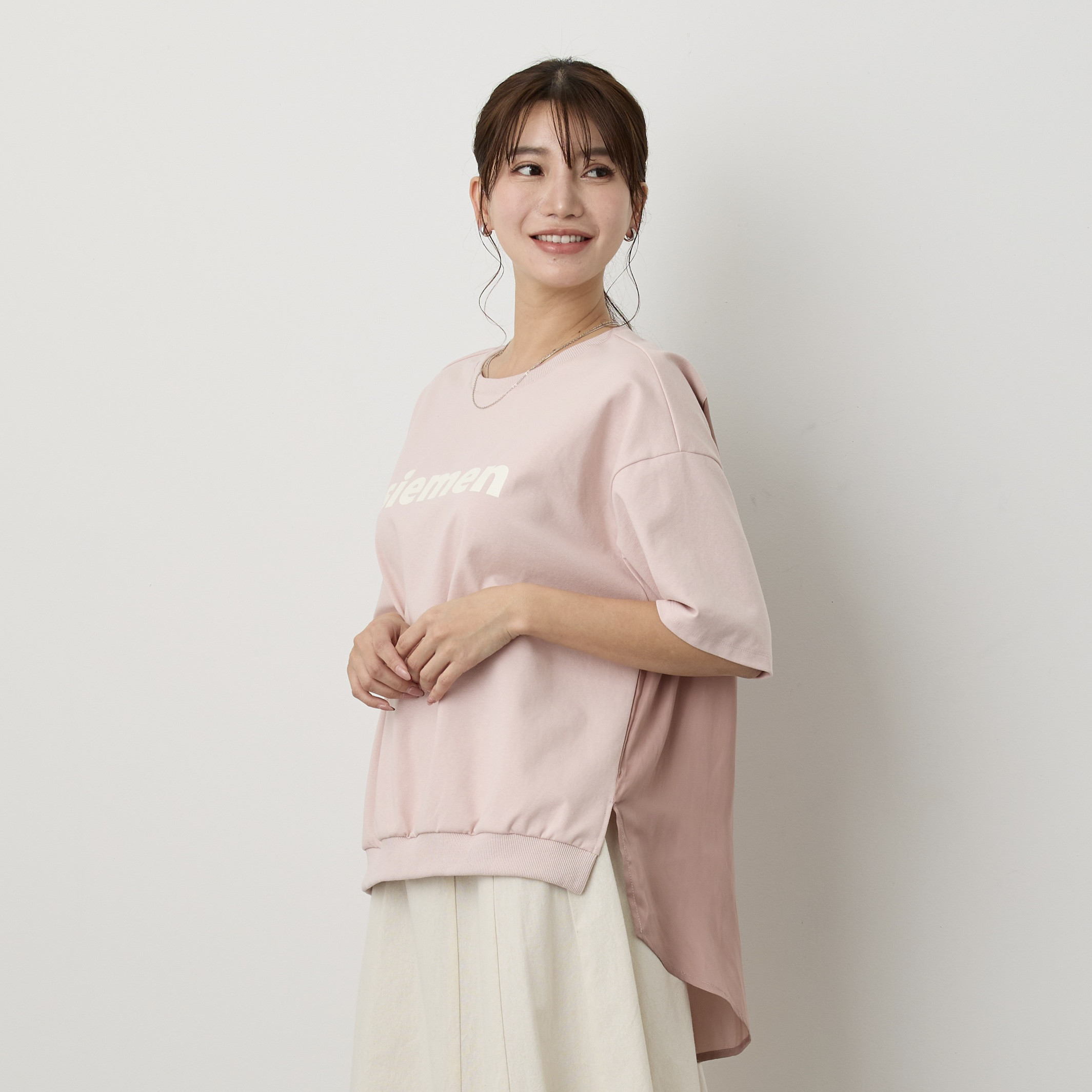 【肌触りの気持ちいい】大人のロゴTシャツ 後ろバックサテン切替え くすみピンク 軽くて着やすい　体型カバー