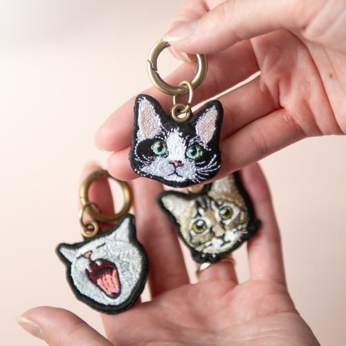 名入れ無料 あくびする猫 刺繍キーホルダー 猫好き ギフト 誕生日