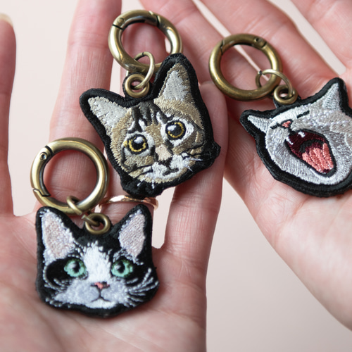 名入れ無料 あくびする猫 刺繍キーホルダー 猫好き ギフト 誕生日