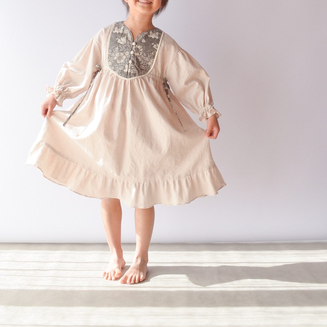 【1点限り】フォト撮影・記念日に ウィリアムモリス【110】長袖ワンピース コンプトン エクリュ