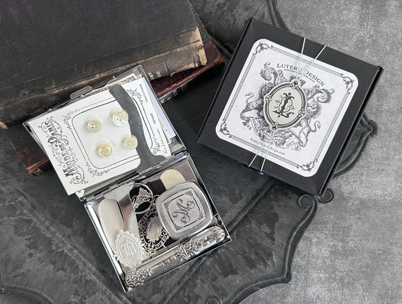 【名入れ】イニシャルモノグラム彫刻マルチケース 2枚目の画像