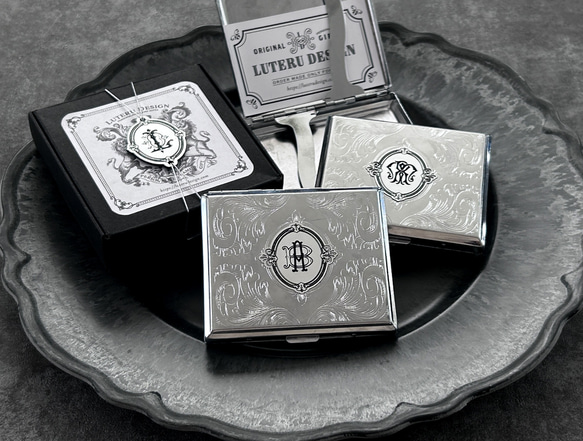 【名入れ】イニシャルモノグラム彫刻マルチケース 1枚目の画像