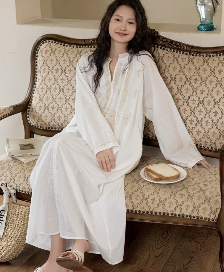柔らか綿100%刺繍生地　ゆったりくつろぐ　おとな可愛いワンピース・ルームウェア【春秋】白