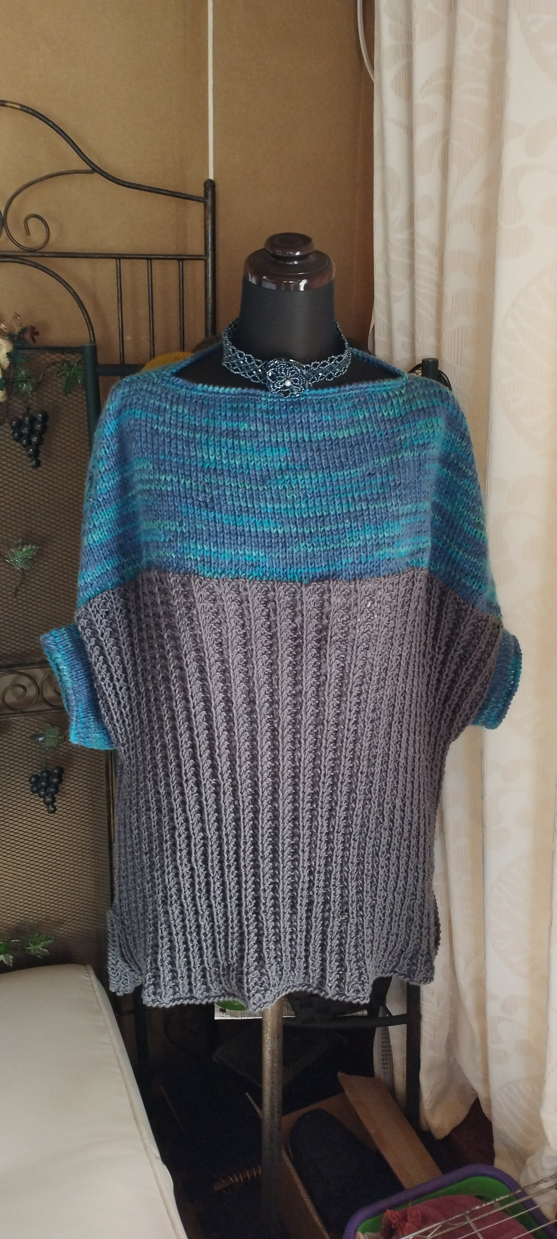 バイカラーのベスト型プルオーバー