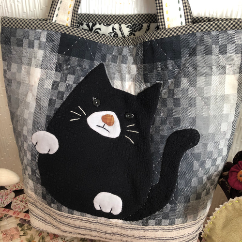 ふっくら黒ネコのアップリケバッグ(ふて猫ちゃん) トートバッグ plus