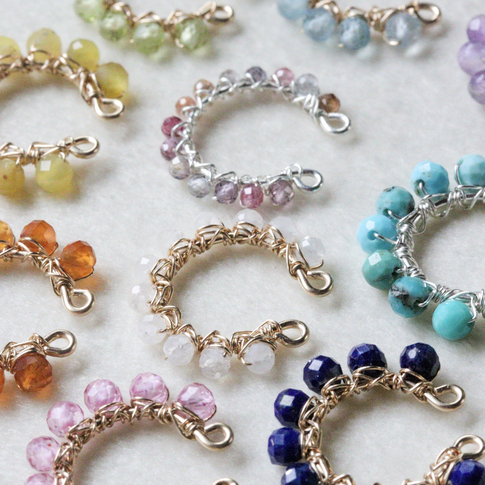 【選べるカラー】天然石のイヤーカフ　桜　春色　推し活　メンカラ　重ね付け　トレンド