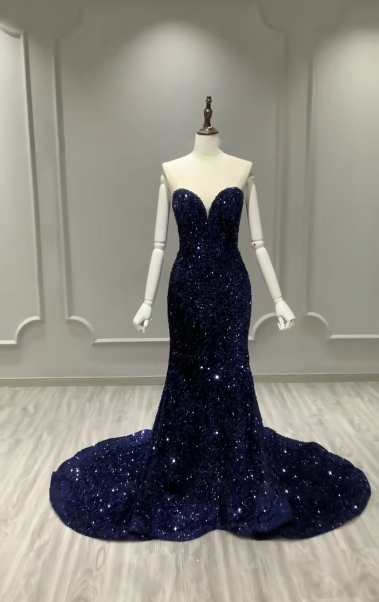 輝く光彩を放つ　ネイビー　キラキラ　おしゃれ　カラードレス　マーメイドドレス　タイトスカート優雅なシルエット　パーティー