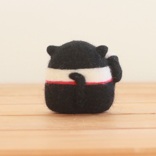 招き猫　羊毛フェルト　4点セット　猫　置物　ハンドメイド　ハチワレ猫　縁起物 羊毛フェルトで作るハチワレ猫~お顔編~ 制作風景をご紹介𓂃𓈒𓂂 ⁡ 全身