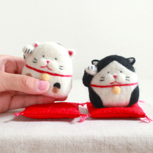 招き猫　羊毛フェルト　4点セット　猫　置物　ハンドメイド　ハチワレ猫　縁起物 福をまねく 招き猫 縁起もんシリーズ 羊毛フェルト 羊毛フェルト にち