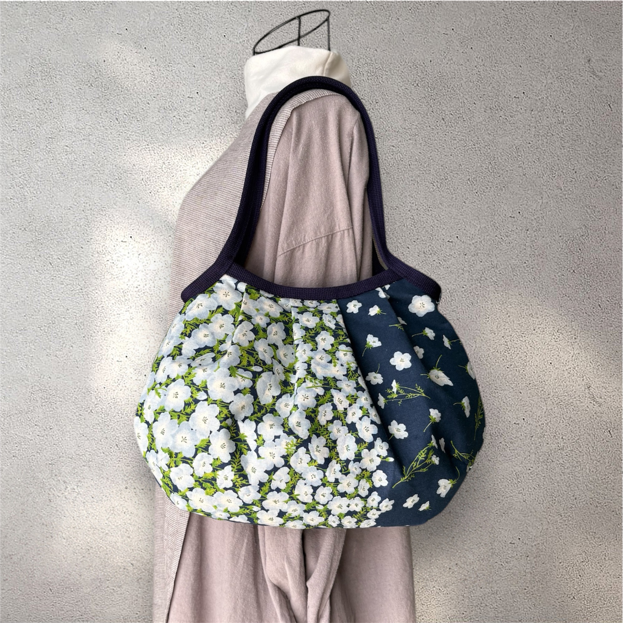 コロンと可愛いショルダーグラニーバッグ　水色のネモフィラ畑　ネイビー地　◎選べる2サイズ