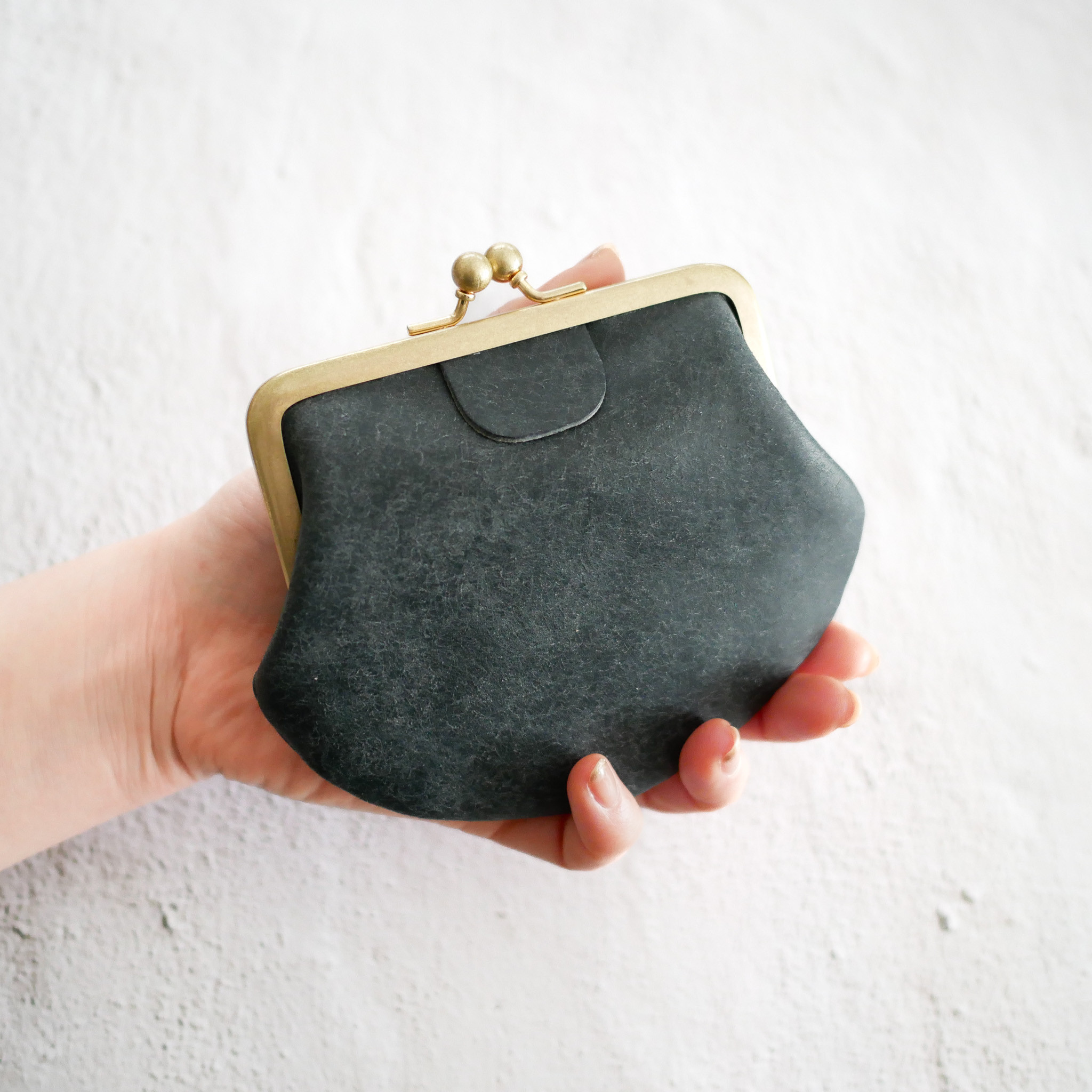 素朴な表情が魅力「クラッシックながまぐち財布・M」ダークネイビー