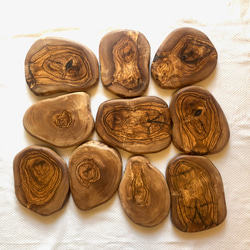 オリーブの木　厚みがあり存在感抜群のテーブルアイテム　輪切りLL　最大幅約18~20cm 2枚目の画像