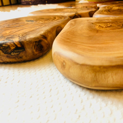 オリーブの木　厚みがあり存在感抜群のテーブルアイテム　輪切りLL　最大幅約18~20cm 8枚目の画像