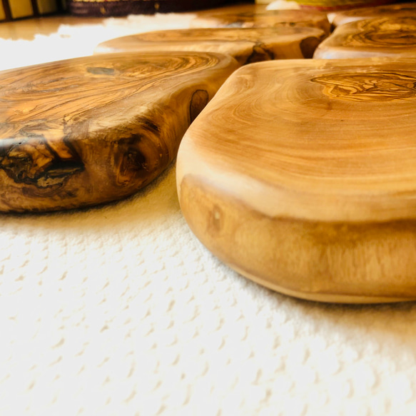 オリーブの木　厚みがあり存在感抜群のテーブルアイテム　輪切りLL　最大幅約18~20cm 8枚目の画像