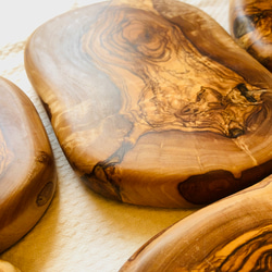 オリーブの木　厚みがあり存在感抜群のテーブルアイテム　輪切りLL　最大幅約18~20cm 4枚目の画像