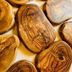 オリーブの木　厚みがあり存在感抜群のテーブルアイテム　輪切りLL　最大幅約18~20cm 6枚目の画像