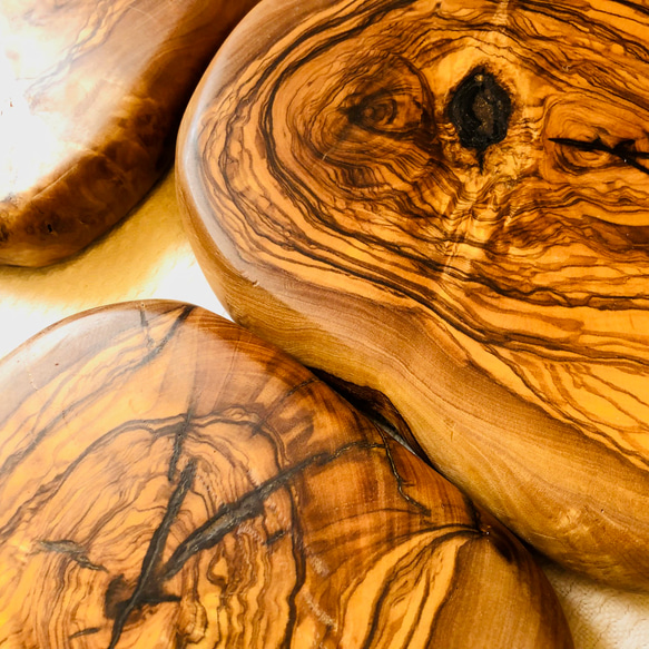 オリーブの木　厚みがあり存在感抜群のテーブルアイテム　輪切りLL　最大幅約18~20cm 3枚目の画像