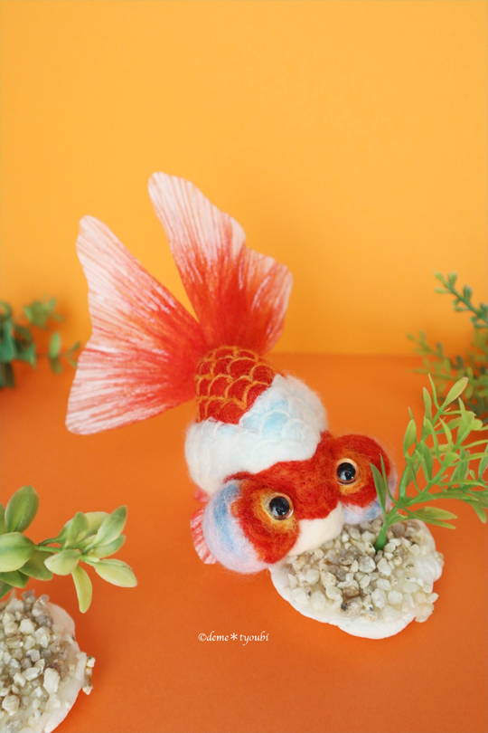 【受注制作】たゆたう羊毛金魚-更紗頂天眼-　金魚　羊毛フェルト　誕生日　ペット　動物　アクアリウム　透明