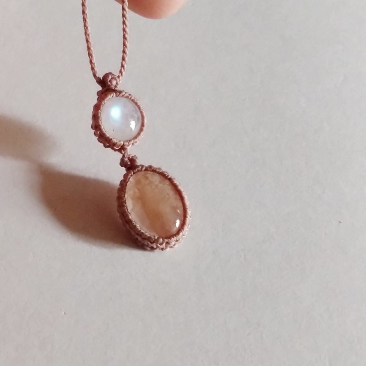 ホワイトラブラドライト×モルガナイト マクラメネックレス